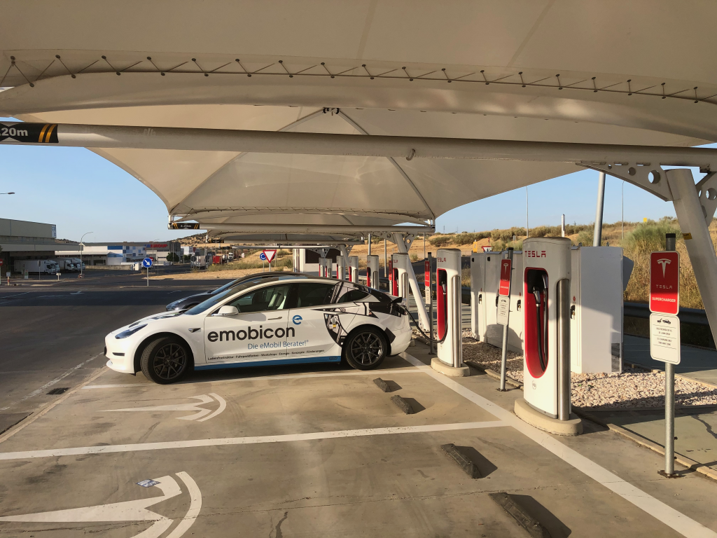 Tesla Supercharger Stop in Frankreich