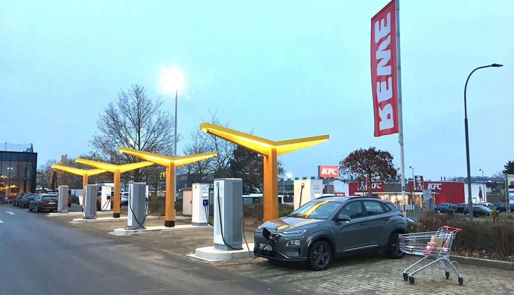 Ladeinfrastruktur: Fastned stattet REWE Märkte mit Ladesäulen aus