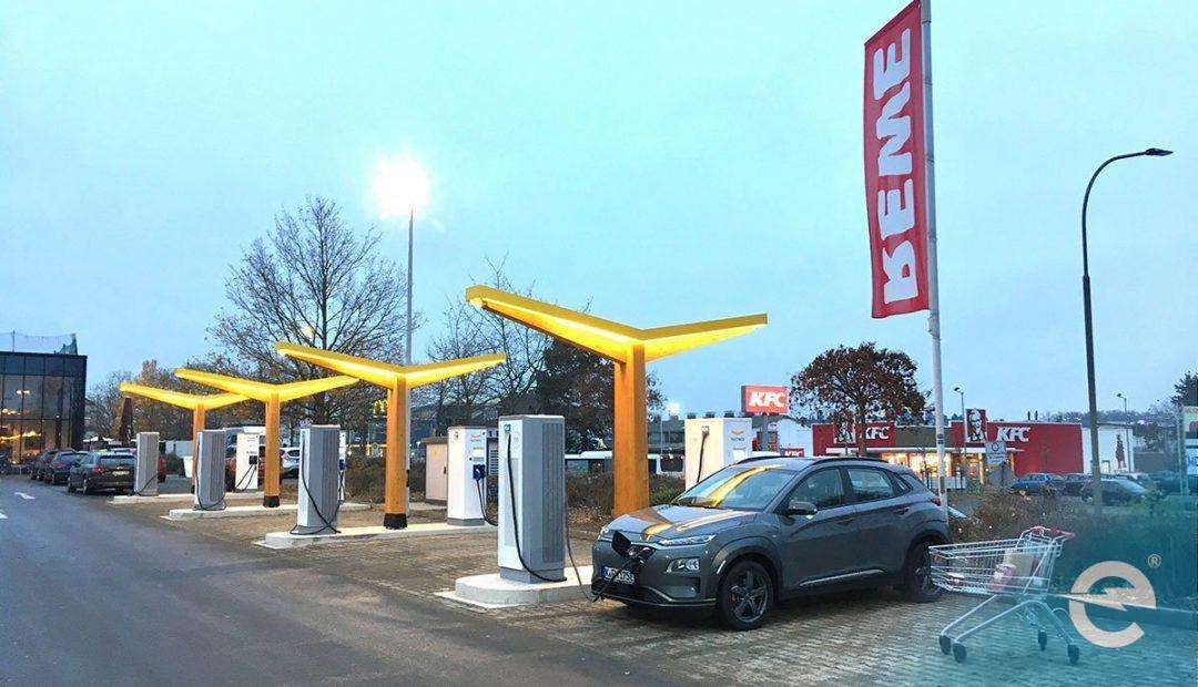 Ladeinfrastruktur: Fastned stattet REWE Märkte mit Ladesäulen aus