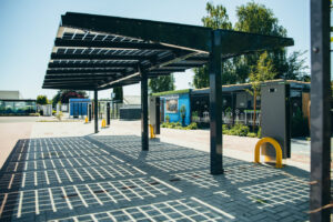 4 ABL Ladesäulen mit je 2 Ladepunkten und Solarcarport 4 ABL Ladesäulen mit je 2 Ladepunkten und Solarcarport